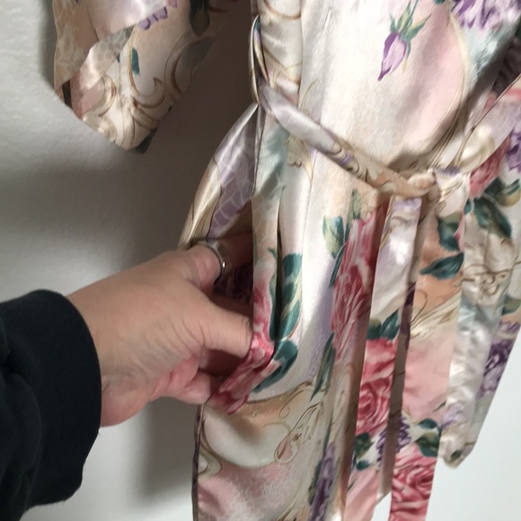 CALIFORNIA DYNASTY SILKY SOFT ROBE SIZE L FLORAL ROSES POCKET ON SIDE GREAT COND - Picture 6 of 8